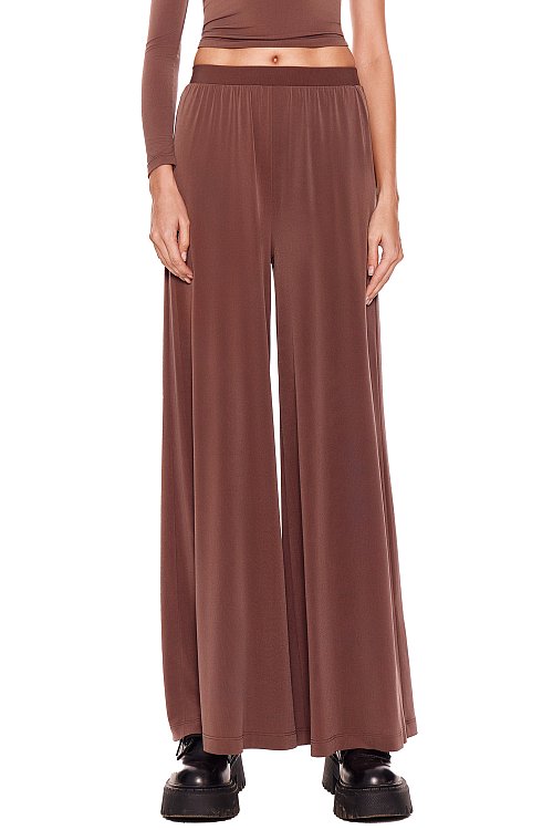 Wide trousers with elastic