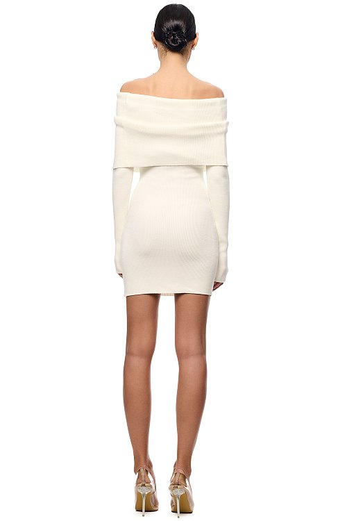 Платье с открытыми плечами