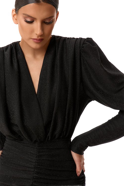 Платье-мини с увеличенными плечами