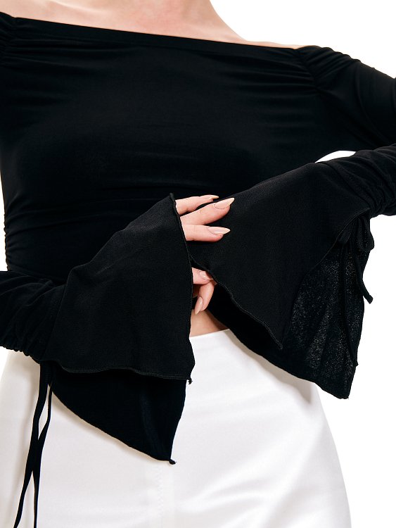 Лонгслив с расклешенными рукавами