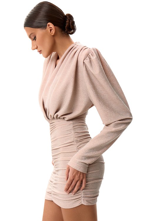 Платье-мини с увеличенными плечами